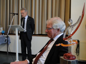 Rob Goorhuis komt met een juryverslag voor de scheidend voorzitter (Foto OFM)
